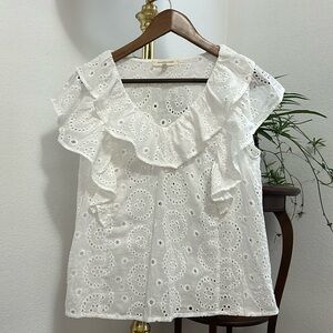 Grade and gather white rubble doily sleeveless shirt